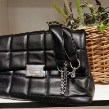 Сумка чёрная с цепью