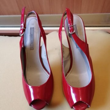 Красные лаковые туфли босоножки