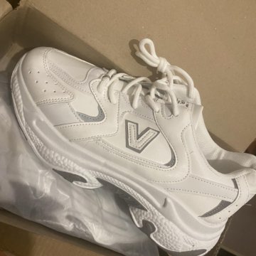 Кроссовки новые