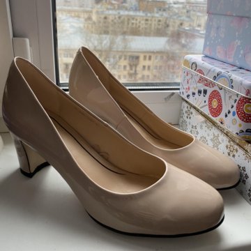 Туфли лодочки бежевые на устойчивом каблуке. Новые