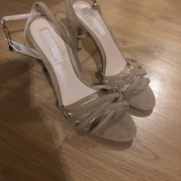 Босоножки бежевые