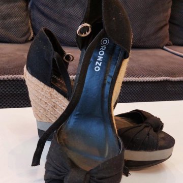 Босоножки на танкетке