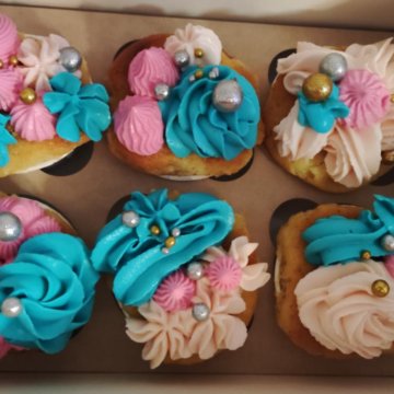 капкейки фисташка малина. капкейки украшение. десерты капкейки. капкейки на масле. капкейки красный бархат.