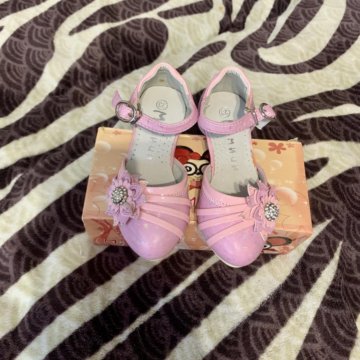 Туфли на девочку(новые)23,25 размер