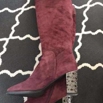 Замшевые сапоги на каблуке