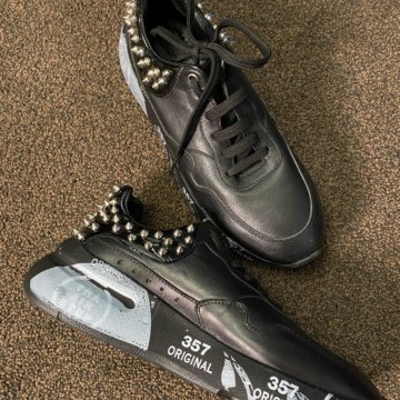 Женские кроссовки