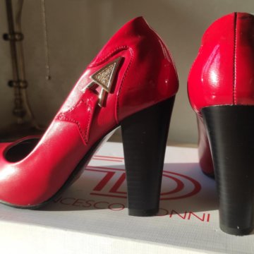 Туфли красные лакированные с отделкой.