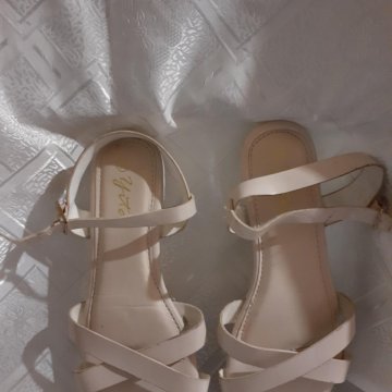 Разная женская обувь туфли и босоножки.