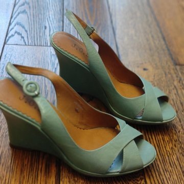 Босоножки кожаные на танкетке