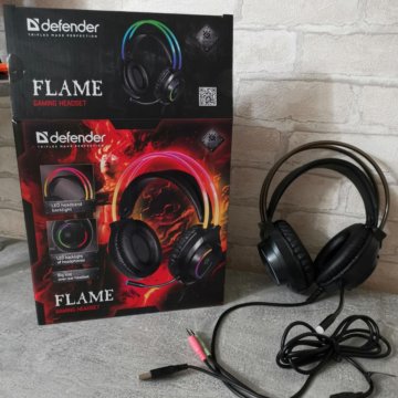 Игровые наушники с микрофоном.