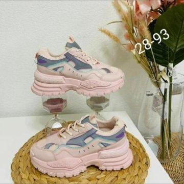 Женские кроссовки