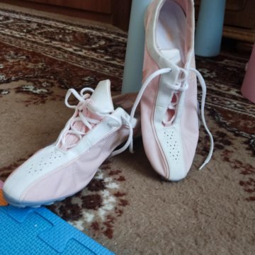 Кроссовки лёгкие