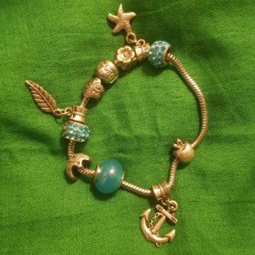 женский браслет с шармами