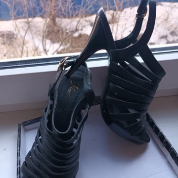 Босоножки на высоком каблуке 38р.