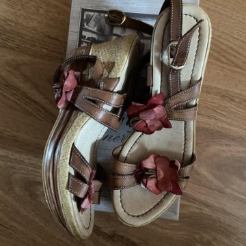 Туфли на танкетке