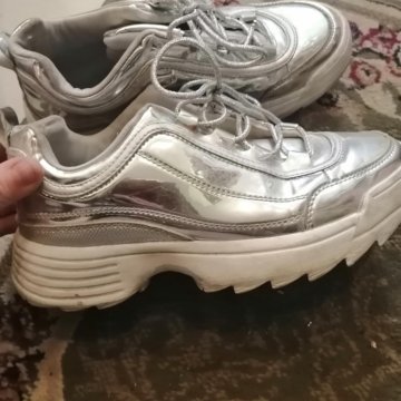 Женские кроссовки р. 37