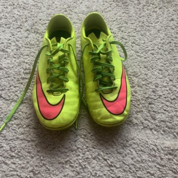 nike neon stud