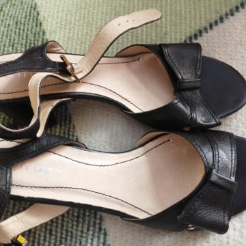 Босоножки нат кожа р39 черные