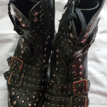 Ботинки чёрные высокие с металлическими шипами 39