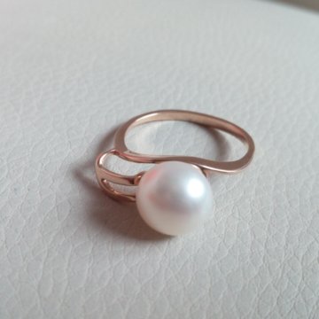 Золотое кольцо с жемчугом