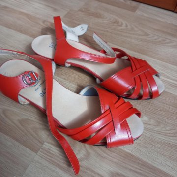 Босоножки новые