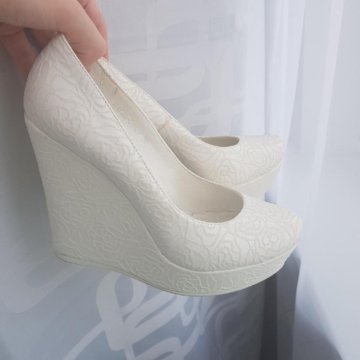 Белые туфли.