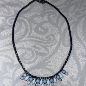 Колье с искусственными камнями