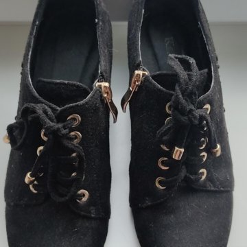 Замшевые ботинки со стразами