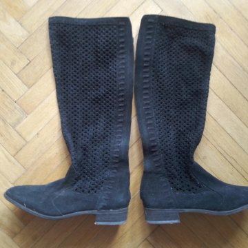 Замшевые сапоги с перфорацией