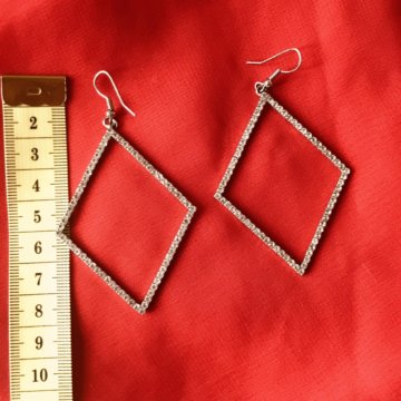 Новые Серьги ромб со стразами