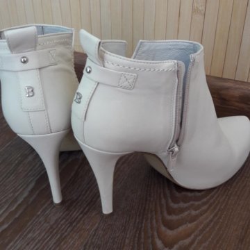 Белые ботильоны
