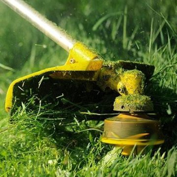 Покос травы триммером,и газонокосилкой.