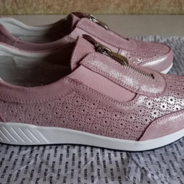 Кроссовки женские.