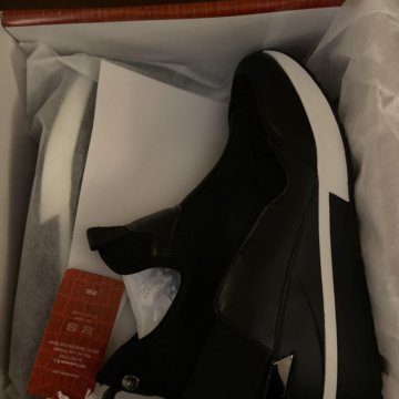 Кроссовки новые