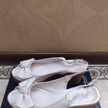 Босоножки белые