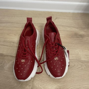 Женские кроссовки