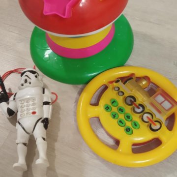 Развивающая пирамидка и музыкальные игрушки