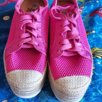 Кеды новые 39 привезён из Германии.