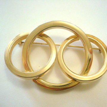 КРУПНАЯ ВИНТАЖНАЯ БРОШЬ. КОЛЬЦА. США