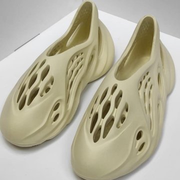 Новые кроссовки Adidas Yeezy Foam Runner