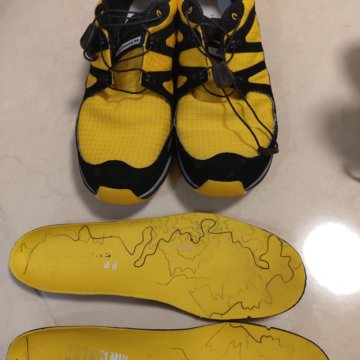 Женские кроссовки Salomon Ecuador 24.5