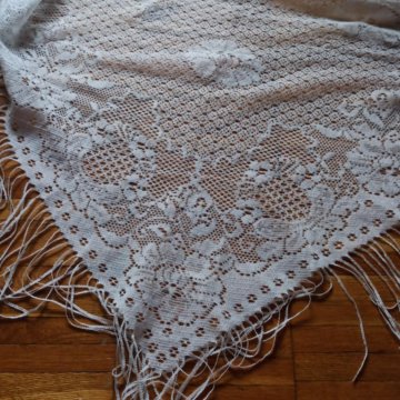 Белый платок треугольный