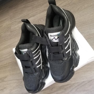 Кроссовки женские