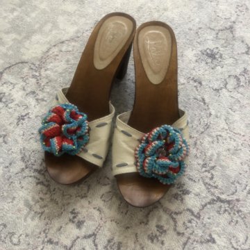 Сабо на деревянной подошве