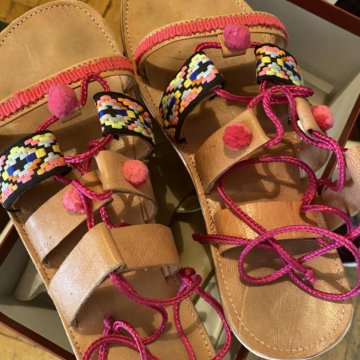 Шлёпанцы на шнурках