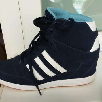 Женские кроссовки на танкетке