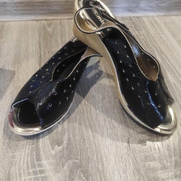 Туфли на танкетке