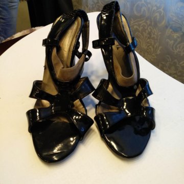 Босоножки чёрные лаковые изящные