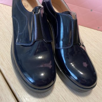 Ботинки новые но есть трещина небольшая . Эконика