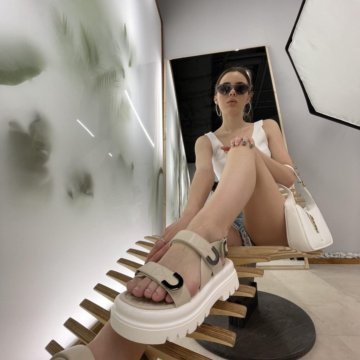 Сандали на липучках в бежевом цвете